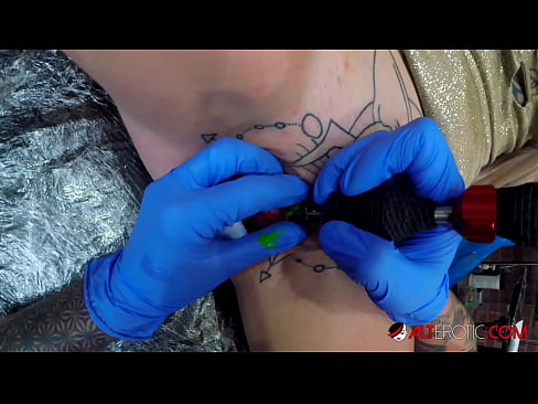 ❤️ Extreem getatoeëerde hottie Sully Savage kreeg een tatoeage op haar clitoris ️❌ Quality sex at nl.sexycamse.top ❌